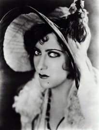 Gloria Swanson - Catwalk Yourself